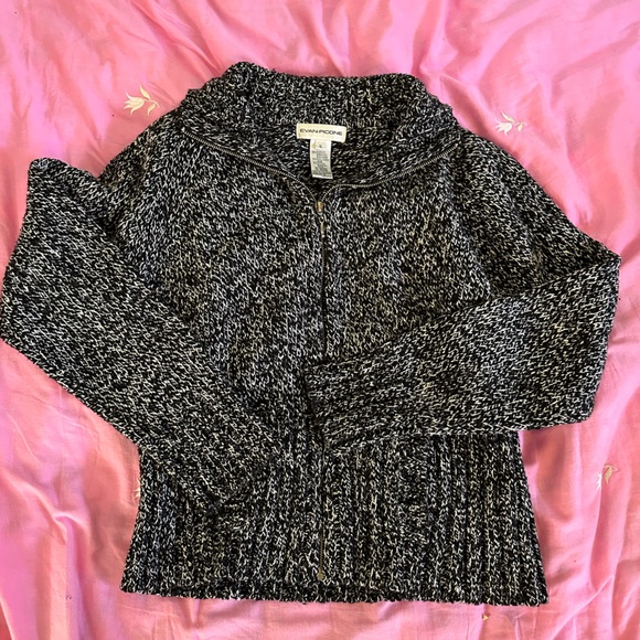 Evan Picone Sweaters - Like new Evan Picone full zip sweater with collar. Black and white. Size small.